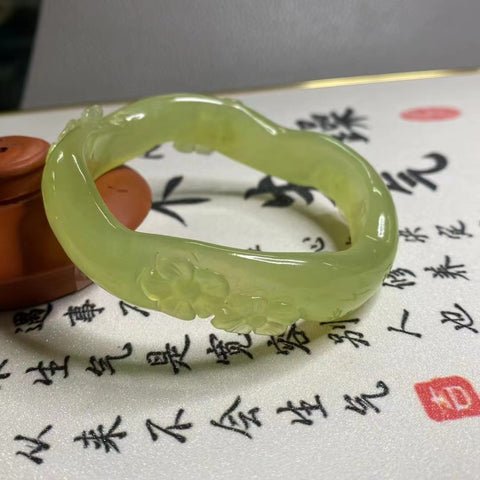 Gelang Giok Halus Ukuran 57-59mm Ukuran 58.2mm Lebar Sisi 12.5mm Giok terjadi secara alami Pola acak Termasuk pajak pengiriman.