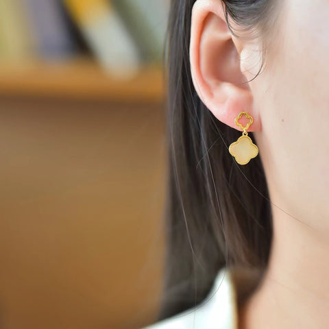 Anting-anting semanggi empat daun giok Hetian giok alami Giok bersih dan lembut hangat & hangat; Barang yang harus dimiliki kecantikan Termasuk pajak pengiriman