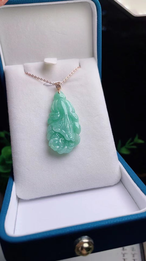Kalung Kubis Jadeite Alami Pengaturan Emas 18k Ukuran 3.4 * 1.8cm Batu giok halus dan hangat, gaya yang indah sudah termasuk pajak pengiriman.
