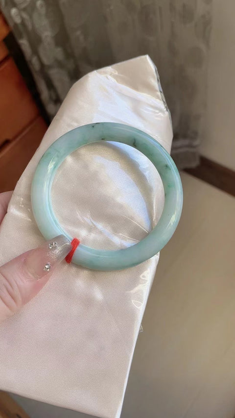 Gelang Jadeite Alami Bahan Pit Tua Dasar yang halus dan hangat Gaya elegan dan elegan Ukuran 56mm Giok terjadi secara alami Pola acak Termasuk pengiriman dan pajak
