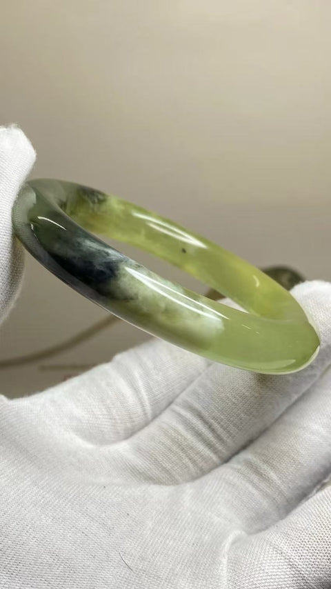 Gelang Lukisan Pemandangan Giok Cui Alami Ukuran 53-55mm Ukuran 54.5mm Lebar Sisi 10.7mm Batu giok semuanya terjadi secara alami Pola acak termasuk pajak pengiriman