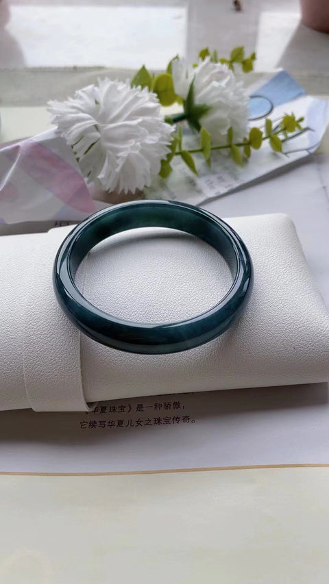 Gelang Jadeite Alami Gelang giok bersih, halus dan hangat dengan pola yang indah Ukuran 56mm Giok terjadi secara alami Pola acak & nbsp; Termasuk Pajak Pengiriman