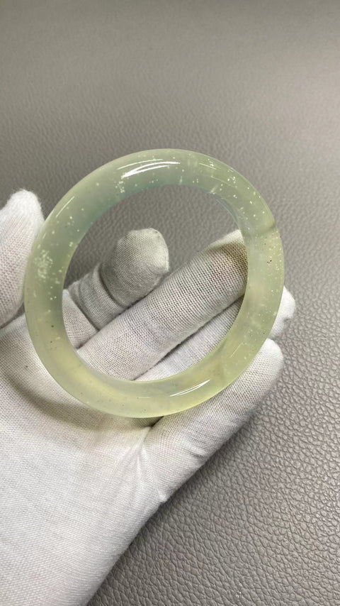 Gelang Badai Salju Bawah Es Giok Cui Fine Cui Jade Ukuran 59-61mm Berukuran 60.4mm dengan sisi lebar 12.1mm Giok terbentuk secara alami Pola acak Sudah termasuk pajak pengiriman.