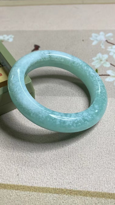 Gelang Jelly Celestite Giok Cui Jade Alami Ukuran 51-53mm Ukuran 52.6mm Lebar Sisi 12.8mm Giok ini semuanya terbentuk secara alami Pola-polanya acak Sudah termasuk ongkos kirim dan pajak.