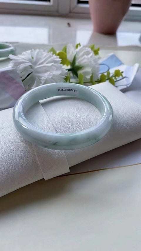 Gelang barang dari batu giok alami Batu giok bersih dan halus serta hangat Pola batu giok yang indah Ukuran 60mm Batu giok terjadi secara alami Pola acak & sudah termasuk pajak pengiriman