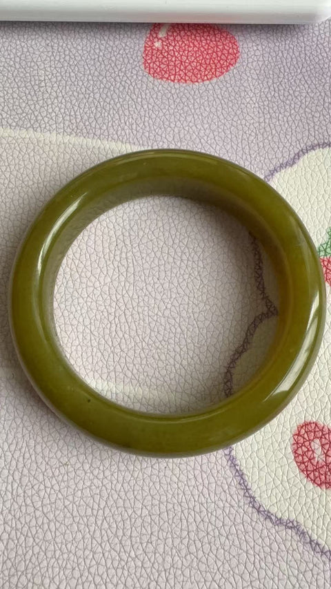 Gelang giok Xiuyan yang indah, diameter dalam: 58 mm, lebar tepi: 15,2 mm. Batunya terbentuk secara alami, dan polanya acak. Biaya pengiriman dan pajak sudah termasuk.