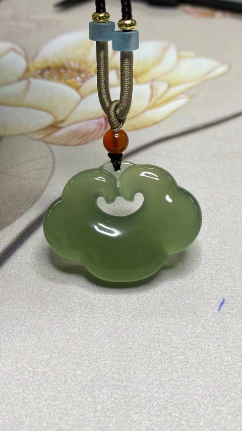 Giok Giok Cui Jade Ruyi Pendant Giok yang bersih, halus dan hangat Ukuran 40x12mm Sudah termasuk ongkos kirim dan pajak.