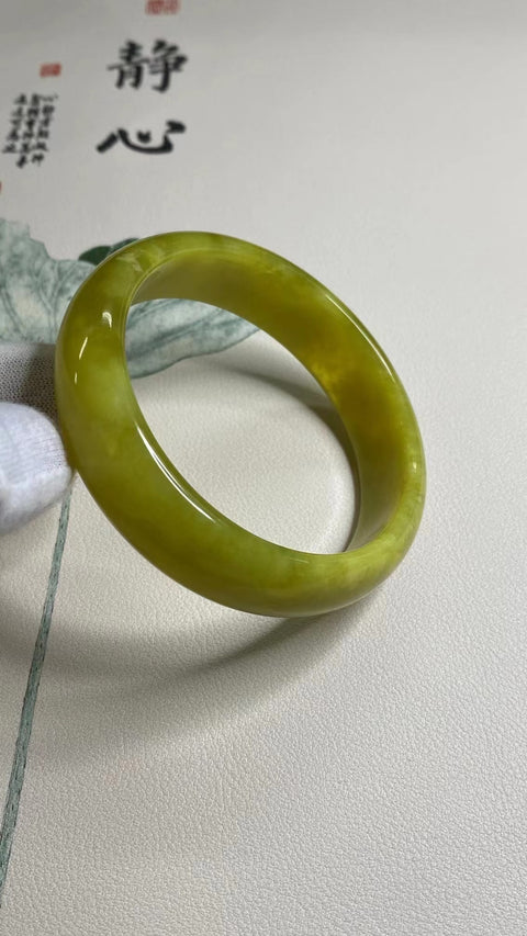 Penawaran Khusus Gelang Kuning Minyak Ayam Giok Cui Giok Alami Ukuran 58-60mm Ukuran 59.5mm Lebar Sisi 16.5mm Giok ini terbentuk secara alami dan polanya acak Sudah termasuk ongkos kirim dan pajak.