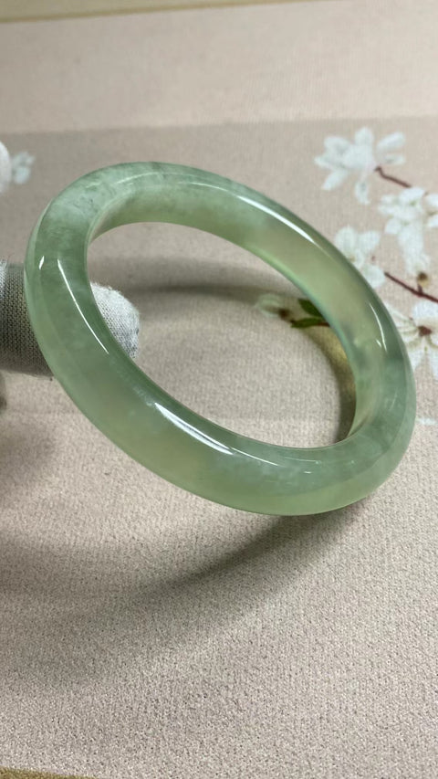 Gelang Hijau Es Giok Cui Giok Alami Ukuran 62-64mm Ukuran 63.1mm Lebar Sisi 12.3mm Giok semuanya terjadi secara alami Pola acak; sudah termasuk pajak pengiriman