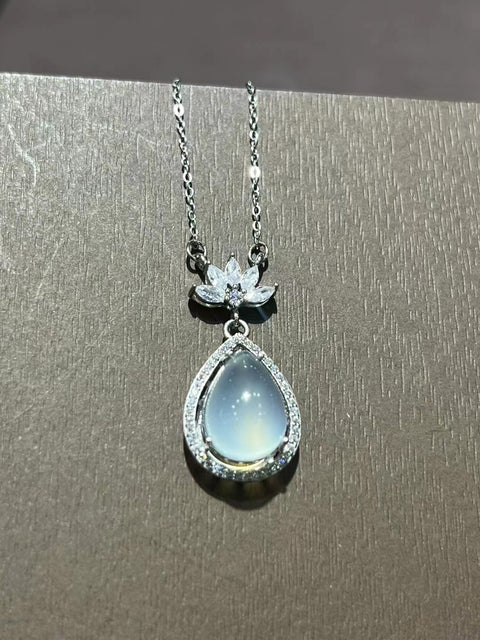 Kalung Giok Alami dengan Tetesan Teratai yang terbuat dari Giok Perak 925 yang bersih, halus dan hangat.