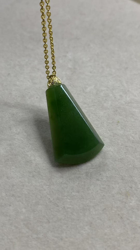 Liontin Perdamaian dan Keselamatan: Liontin giok Hetian yang indah, liontin nephrite dengan gesper emas 18 karat, dimensi: 30 x 17 mm, termasuk biaya pengiriman dan pajak.
