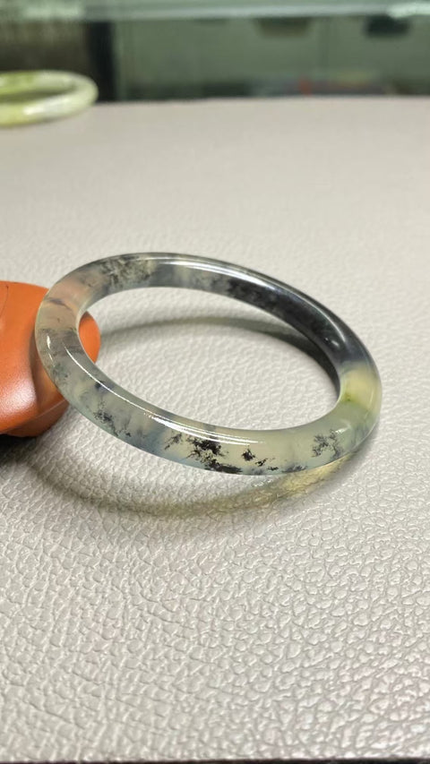 Gelang Garis Kecantikan Tinta Latar Belakang Giok Cui Giok Putih Ukuran 54-56mm Ukuran 55.1mm Lebar Sisi 8.1mm Giok semuanya terjadi secara alami Pola acak Termasuk Pajak Pengiriman.