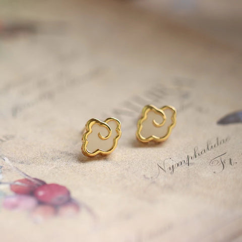 Anting-anting awan keberuntungan giok Hetian alami yang terbuat dari batu giok 925 perak, bersih dan halus, kecil dan indah, sudah termasuk pajak pengiriman.