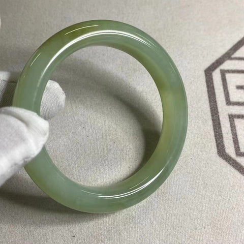 Gelang Giok Cui halus Ukuran 57-59mm Ukuran 58.4mm, ketebalan batang 12.7mm Giok terjadi secara alami Pola acak Termasuk pajak pengiriman.