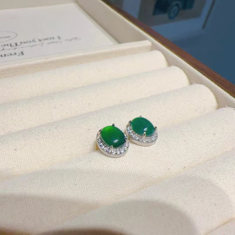 Anting-anting Giok Guatemala alami yang terbuat dari batu giok perak 925 ukuran 8 * 6mm Ukuran keseluruhan 10 * 8.5mm Gaya sangat indah dan kecil; Sudah termasuk pajak pengiriman