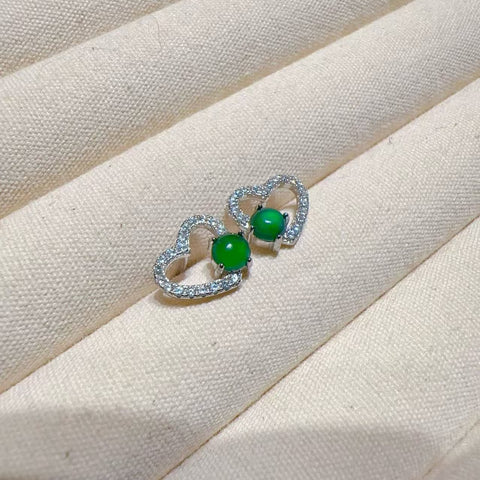 Anting Pejantan Jantung Jadeite Guatemala Alami Ukuran Sekitar 4mm. Ukuran Keseluruhan 8.6 * 9.7mm Ditetapkan dalam 925 Perak Termasuk Pajak Pengiriman.