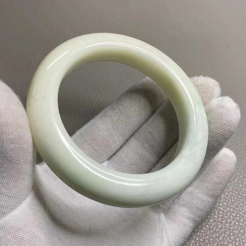 Gelang Batu Giok Ciu Alami Gelang Biru Porselen Putih Batu giok bersih, halus dan hangat Biru Putih Ukuran 58-60mm Ukuran 59.4mm Lebar 13.8mm Batu giok muncul secara alami Pola acak Pajak pengiriman sudah termasuk.