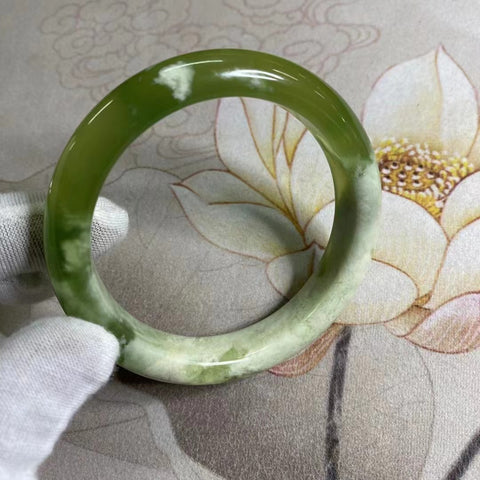 Gelang Giok Cui Alami Qingti Milkcap Ukuran 62-64mm Ukuran 63.3mm Lebar Sisi 13mm Giok ini semuanya muncul secara alami Pola-polanya acak Sudah termasuk pajak pengiriman.