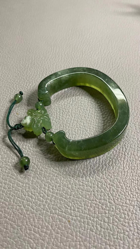 Gelang Cui Giok Zamrud Hijau Alami Ukuran 52-56mm Lebar 12.6mm Giok baik-baik saja dan hangat Giok terjadi secara alami Pola acak Termasuk ongkos kirim dan pajak