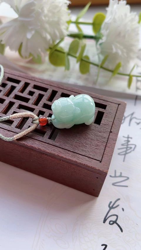 Liontin Anak Babi Jadeite Alami Bahan Pit Tua Bahan Bawah Bawah Hangat dan Hangat Ukuran Kepala Penuh 1.5 * 2.4mm Termasuk Pajak Pengiriman