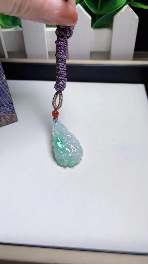 Liontin Kubis Giok Jadeite Alami Giok bersih, halus dan hangat, dengan kepala penuh air Ukuran 2.8 * 1.4 * 0.7 Sudah termasuk ongkos kirim dan pajak.