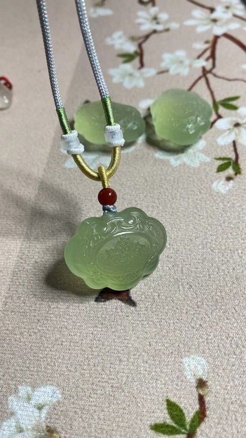 Liontin Kunci Umur Panjang Es Giok Cui Jade Hijau Alami Ukuran 33.6 * 25mm Giok baik-baik saja dan hangat, gaya yang indah sudah termasuk pajak pengiriman.