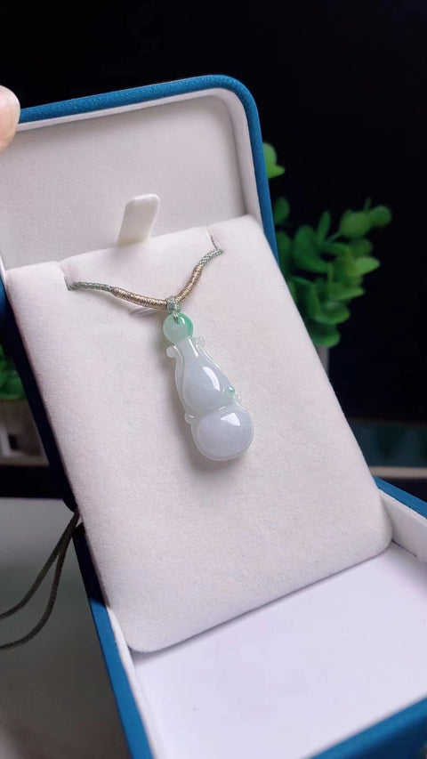 Liontin labu labu Jadeite alami yang bersih dan halus serta hangat Ukuran 3.4 * 1.3 Gaya sederhana dan murah hati Biaya pengiriman dan pajak sudah termasuk