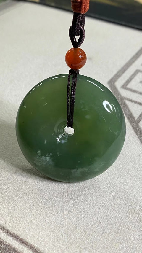 Liontin Giok Cui Alami Es hijau dan tembus cahaya Ukuran 45 * 12.9mm Giok bersih, halus dan hangat Termasuk ongkos kirim dan pajak.