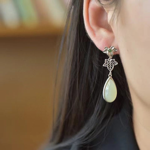 7767 Anting Daun Maple Giok Hetian Giok Alami yang terbuat dari 925 perak; Ukuran 10 * 18mm; Jumlah yang unik dan bergaya Sudah termasuk pajak pengiriman.