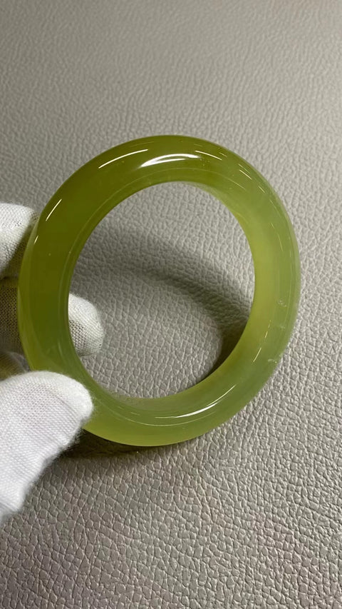 Gelang Kuning Minyak Ayam Giok Cui Giok Alami Ukuran 57-59mm Ukuran 58.6mm Lebar Samping 13.1mm Giok ini terbentuk secara alami dan polanya acak Sudah termasuk ongkos kirim dan pajak.