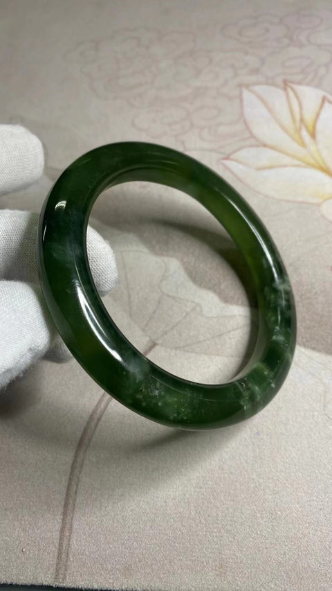 Gelang Halus Bahan Natural Ciu Jade 180 Ukuran 64-66mm Ukuran 65.3mm Lebar Sisi 11.3mm Batu giok semuanya terjadi secara alami Pola acak Termasuk ongkos kirim dan pajak