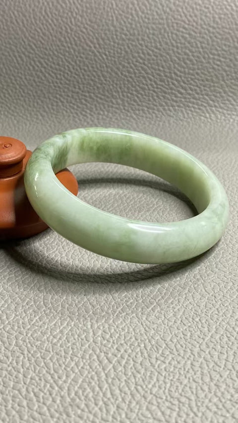Gelang Cui Giok Minyak Cui Tua Ukuran 57-59mm Ukuran 58.6mm Lebar Sisi 14.9mm Giok terjadi secara alami Pola acak Pengiriman dan pajak sudah termasuk.