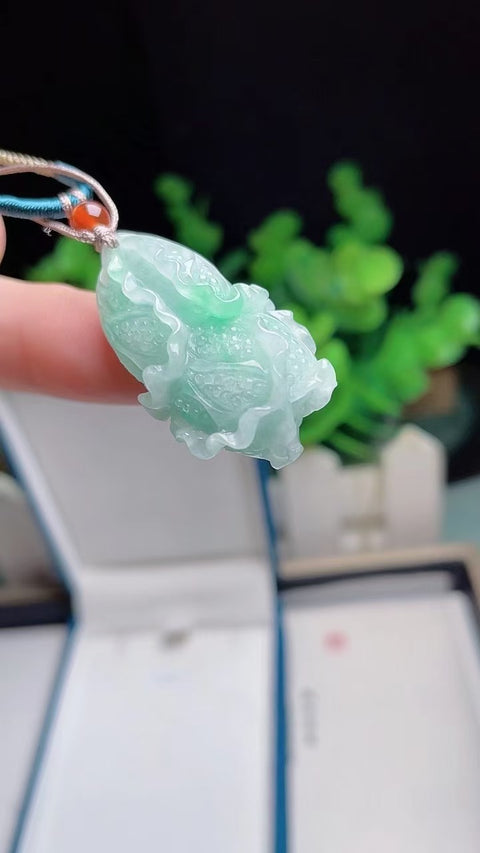 Liontin Kubis Jadeite Alami Penuh dengan kepala air Bahan lubang tua Giok halus dan hangat Ukuran 3.3 * 1.9cm & nbsp; Sudah termasuk pajak pengiriman