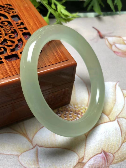 Gelang Air Madu Giok Cui Giok ini bersih, halus dan hangat Ukuran 63 * 11,6 mm Giok ini terbentuk secara alami dan polanya acak Termasuk pajak pengiriman.