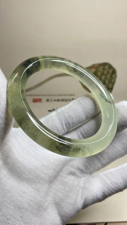 Gelang Lukisan Pemandangan Giok Cui Alami Ukuran 59-61mm Ukuran 60.6mm Lebar Sisi 10.3mm Giok semuanya terjadi secara alami Pola acak Pajak pengiriman sudah termasuk