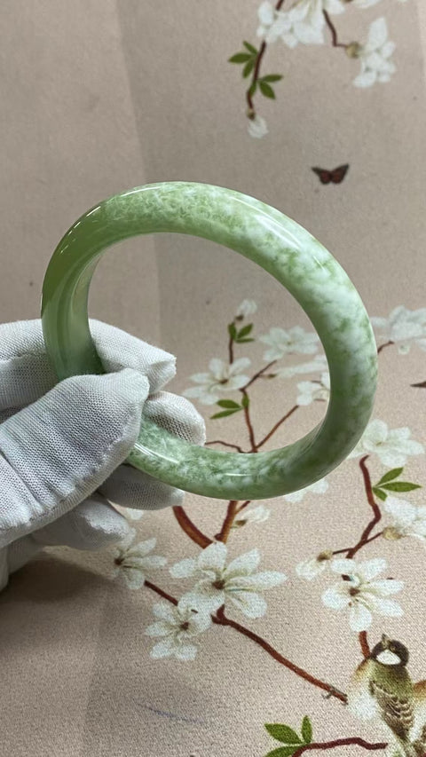 Gelang Gelang Cui Giok Hijau Milkcap Alami Ukuran 59-61mm Ukuran 60.2mm Lebar 12.4mm Giok itu halus dan hangat Gayanya indah sudah termasuk pajak pengiriman.