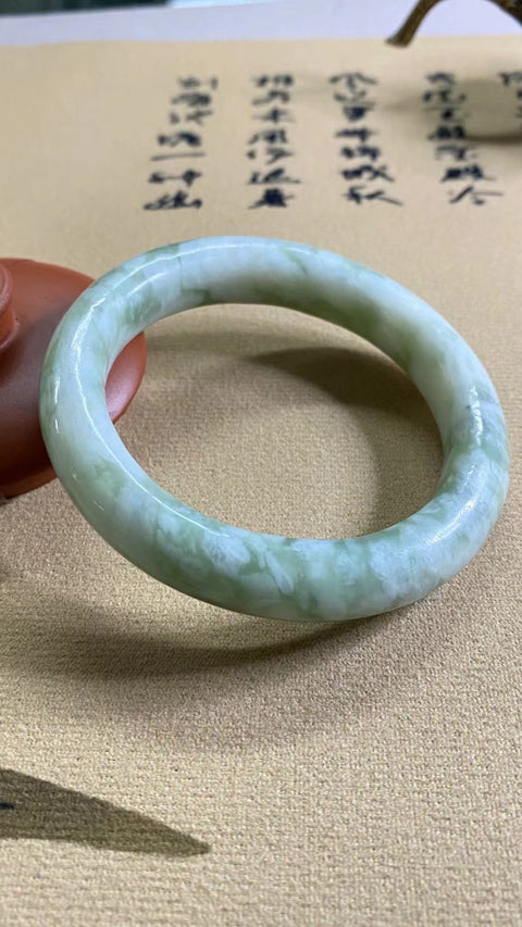 Gelang Giok Cui Giok Minyak Tua Cui Ukuran 54-56mm Lebar Sisi 11.5mm Ukuran 55.6mm Giok ini terbentuk secara alami dan polanya acak Sudah termasuk pajak pengiriman.