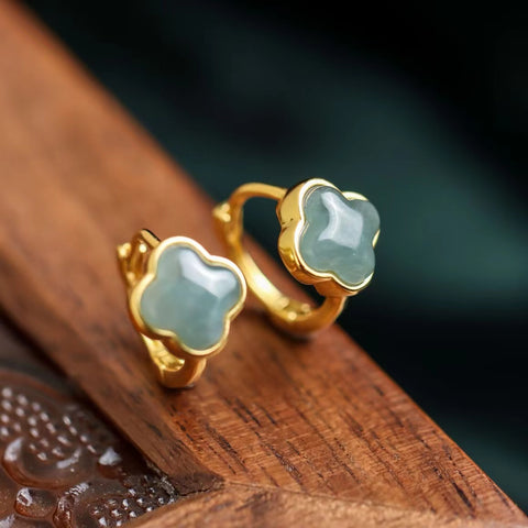 Batu giok alami batu giok air biru 925 perak bertatahkan phalaenopsis biru alami anting-anting semanggi empat daun pengerjaan mengkilap berlapis emas yang modis dan indah perak sterling S925 agar warnanya tahan lama Termasuk pajak pengiriman