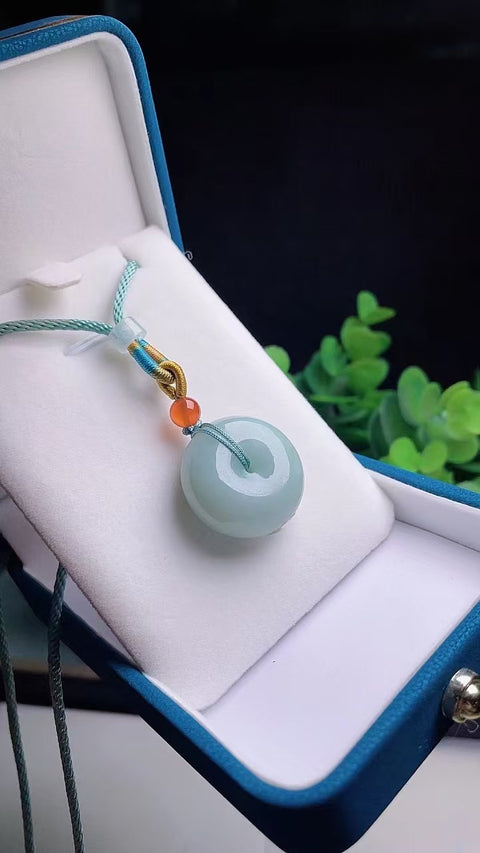 Liontin Perdamaian Jadeite Alami Ukuran 2.5 * 1.2cm & nbsp; Giok halus dan hangat, gaya yang indah sudah termasuk pajak pengiriman.