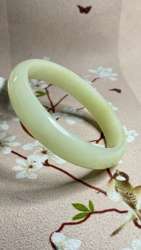 Gelang Cahaya Bulan Putih Giok Cui Giok Alami Ukuran 64-66mm Ukuran 65.5mm Lebar Sisi 13.8mm Giok semuanya terjadi secara alami Pola acak termasuk pajak pengiriman