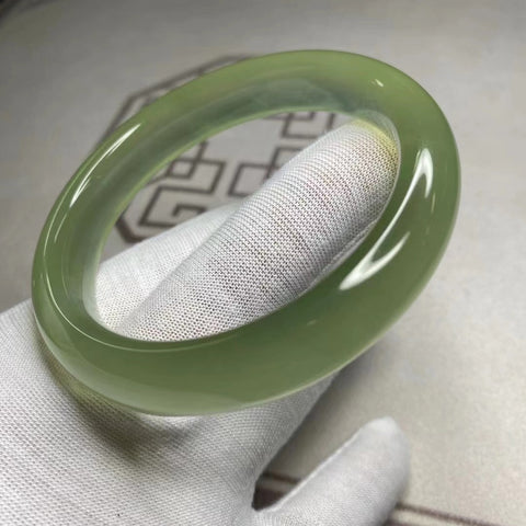 Gelang Giok Ciu Alami Ukuran 58-60mm Ukuran 59.7mm Lebar Sisi 13.3mm Giok terjadi secara alami Pola acak Pengiriman dan pajak sudah termasuk.