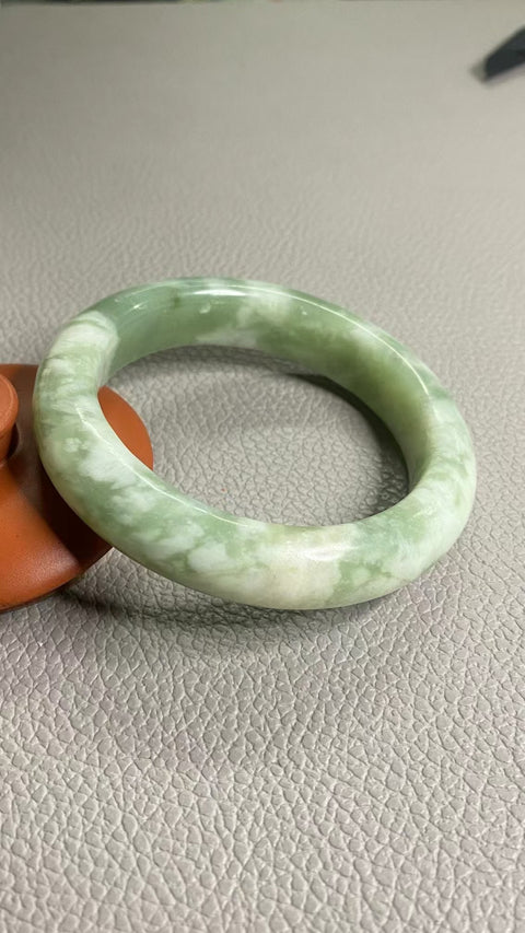 Gelang Giok Cui Giok Minyak Tua Ukuran 57-59mm Ukuran 58.3mm Lebar Sisi 14mm Giok ini terbentuk secara alami dan polanya acak Sudah termasuk pajak pengiriman.