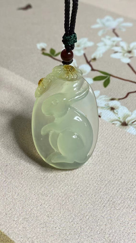 Liontin Kelinci Giok Cui Giok Alami Ukuran 30 * 45mm Giok ini bersih, halus dan hangat, dengan pola yang indah, satu-satunya, sudah termasuk pajak pengiriman.
