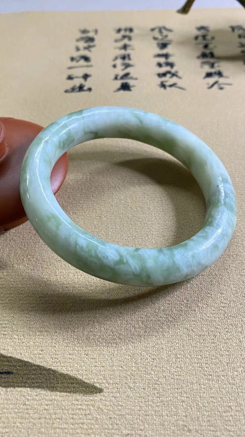 Gelang Cui Giok Minyak Cui Tua Ukuran 54-56mm Ukuran 55.6mm Lebar Sisi 11.5mm Giok terjadi secara alami Pola acak Pengiriman dan pajak sudah termasuk.