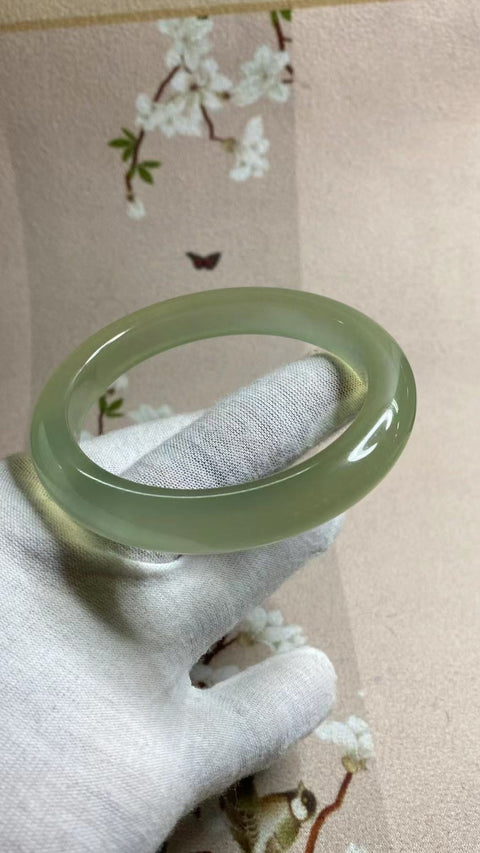 Gelang Giok Cui Fine Jade Ice Green Ukuran 61-63mm Ukuran 62.1mm Lebar Sisi 11.9mm Giok ini terbentuk secara alami dan polanya acak Sudah termasuk pajak pengiriman.