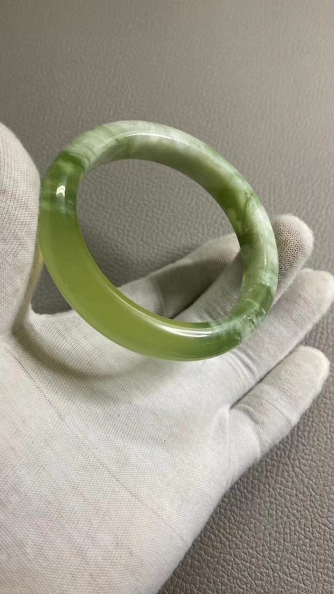 Gelang Milkcap Cui Jade Qingti Alami Ukuran 58-60mm Ukuran 59.3mm Lebar Sisi 12.2mm Giok semuanya terjadi secara alami Pola acak & sudah termasuk pajak pengiriman