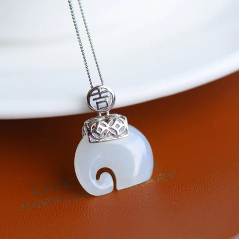4020 Kalung Gajah Giok Hetian Giok Alami dengan Gaya 925 Perak Ukuran 15 * 18mm Sudah termasuk ongkos kirim dan pajak.