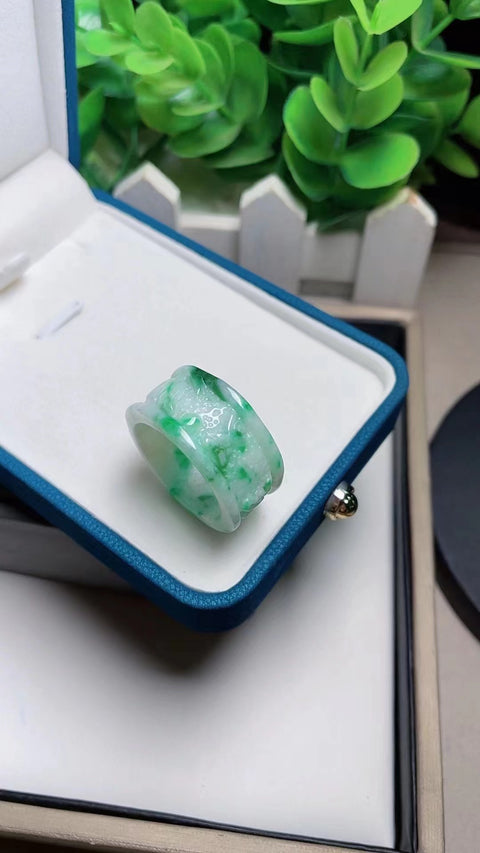 Jadeite Trigger Finger alami, penuh air, bunga hijau yang indah, ukuran 2.2, gaya yang indah, sudah termasuk pajak pengiriman.