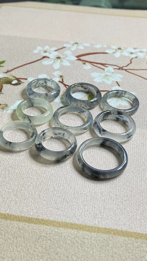 Tinta Giok Cui Fine Jade di atas Cincin Es Ukuran seperti yang ditunjukkan Pola yang ditata dengan indah dan unik Sudah termasuk ongkos kirim dan pajak.