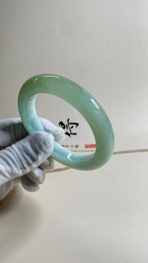 Gelang Jelly Celadon Alami Ukuran 59-61mm Ukuran 60.4mm Lebar Sisi 12.5mm Batu giok semuanya terjadi secara alami Pola acak Pajak pengiriman sudah termasuk.